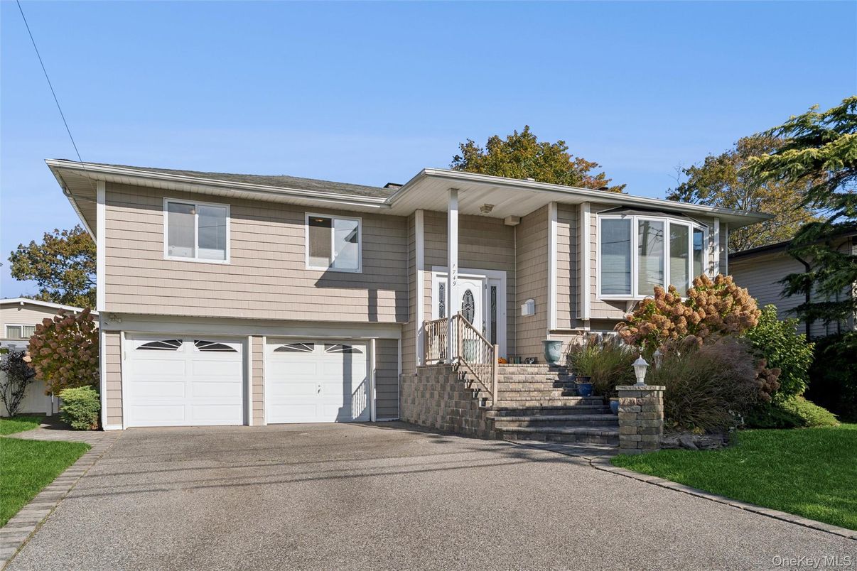 Attached, Exterior, Facade, Raised Ranch