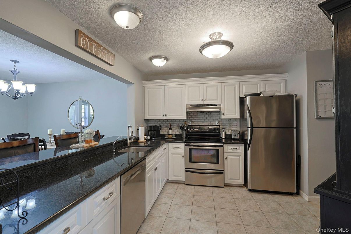 Chandelier, Dining room, Interior, Kitchen, Stainless Steel Appliances