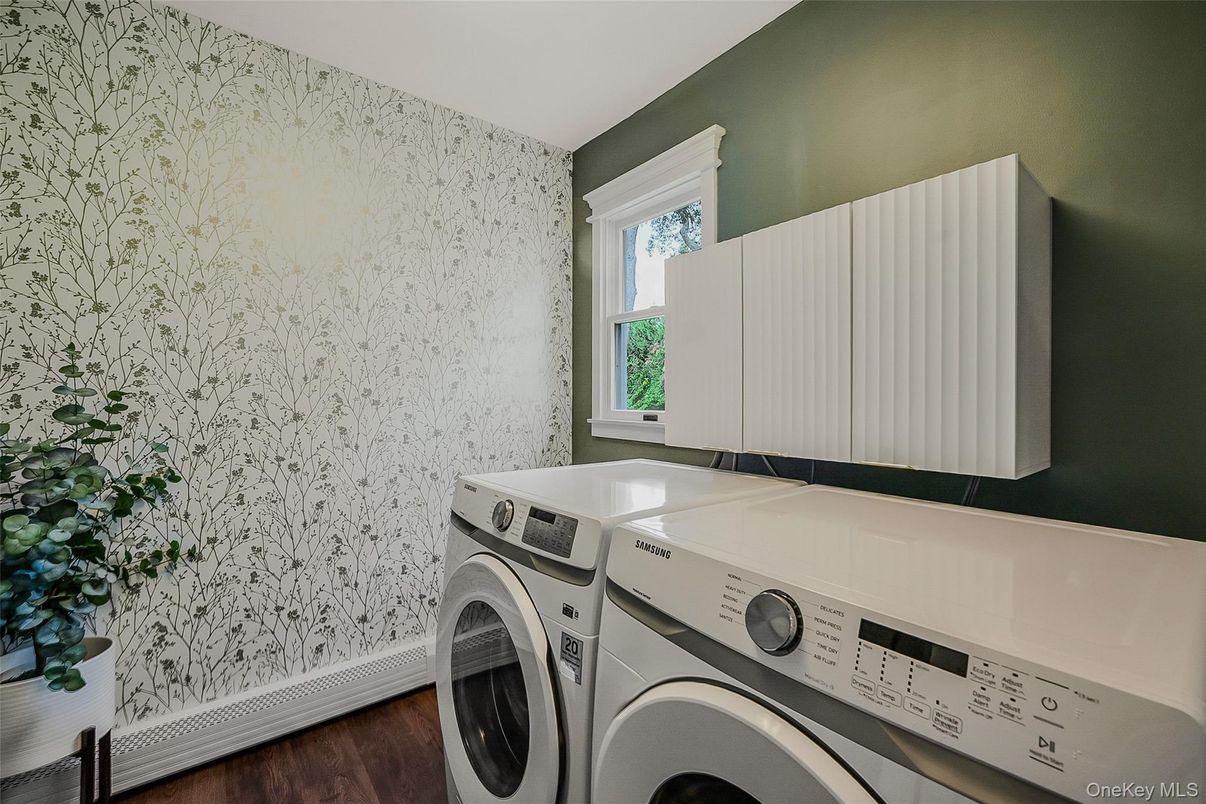 Interior, Washer, Wood Texture Flooring