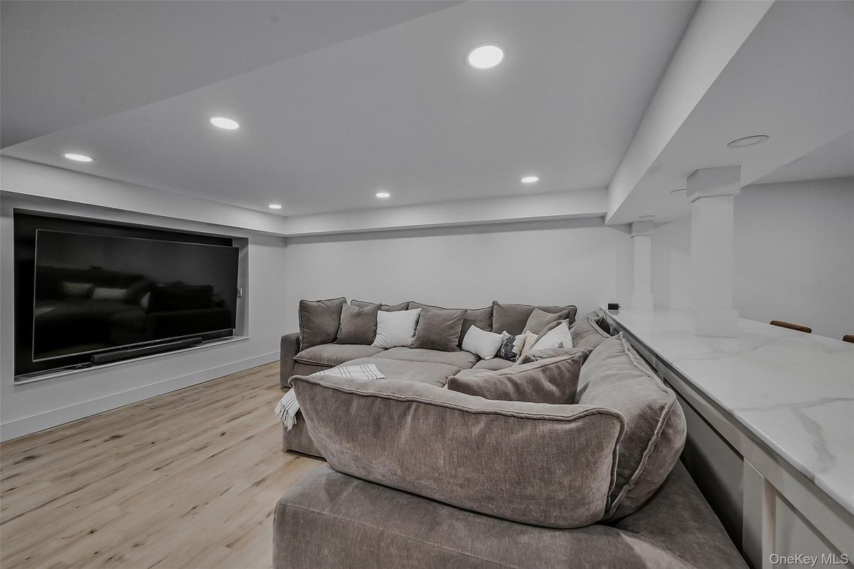 Interior, Recessed Lighting, Wood Texture Flooring