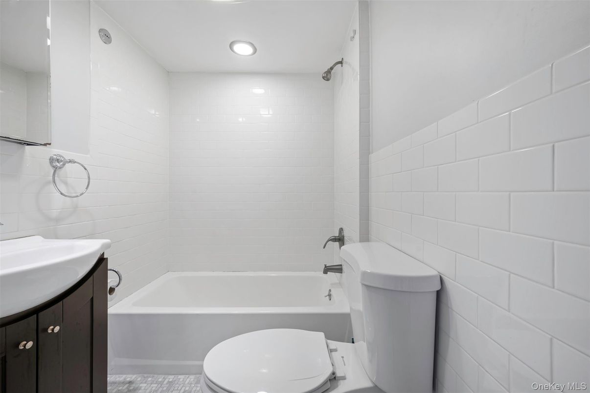 Bathroom, Interior, Recessed Lighting