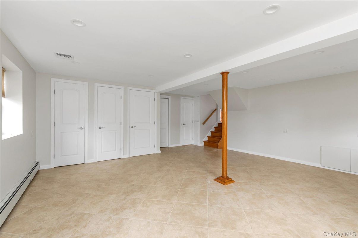 Empty room, Interior, Recessed Lighting