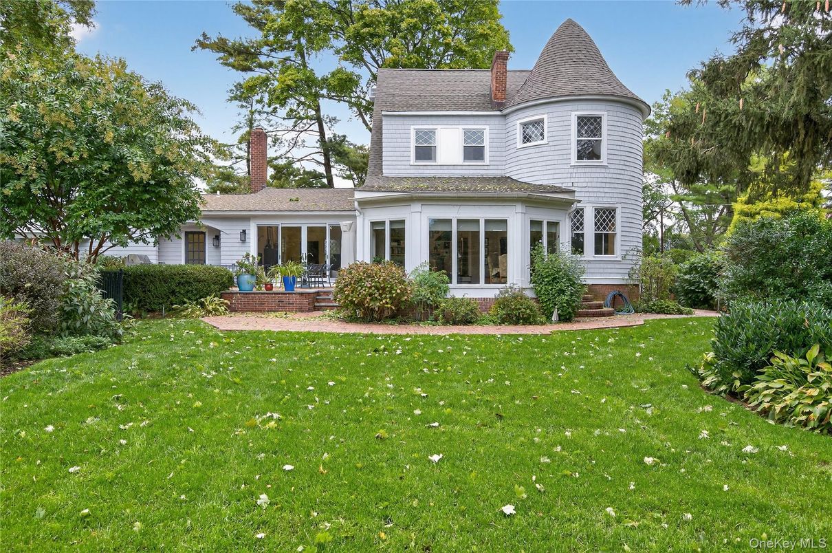 Backyard, Exterior, Facade, Queen Anne Victorian