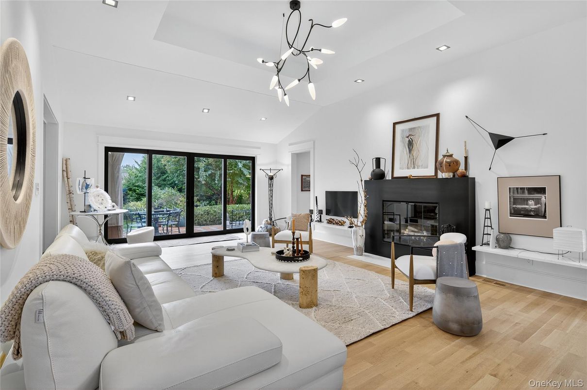 Fireplace, Interior, Living room, Pendant Lights, Recessed Lighting, Wood Texture Flooring