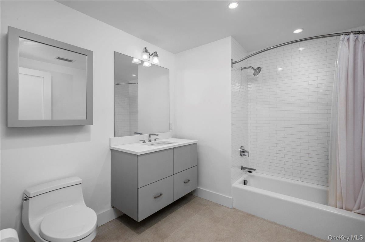 Bathroom, Interior, Recessed Lighting
