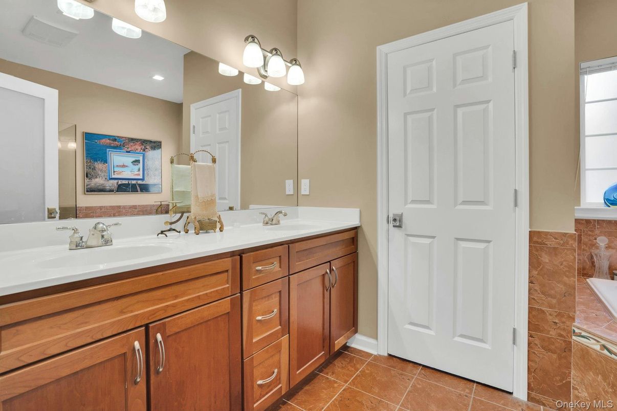 Bathroom, Dual Sink Vanities, Interior, Recessed Lighting
