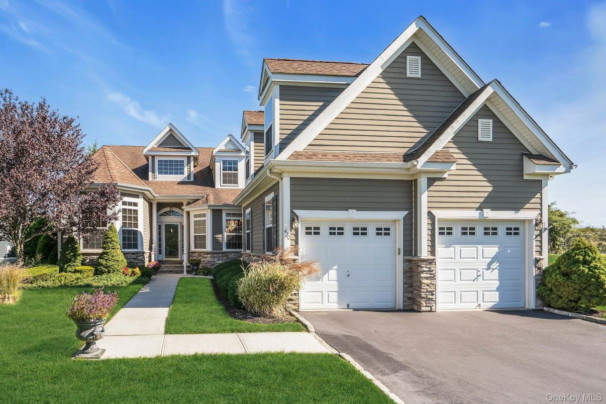 Attached, Exterior, Facade, American Craftsman