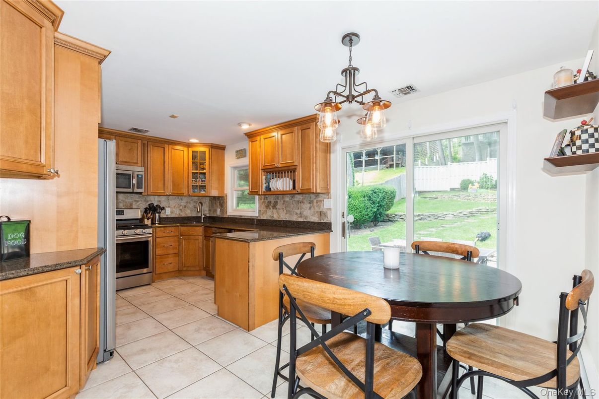 Dining room, Interior, Kitchen, Recessed Lighting, Stainless Steel Appliances