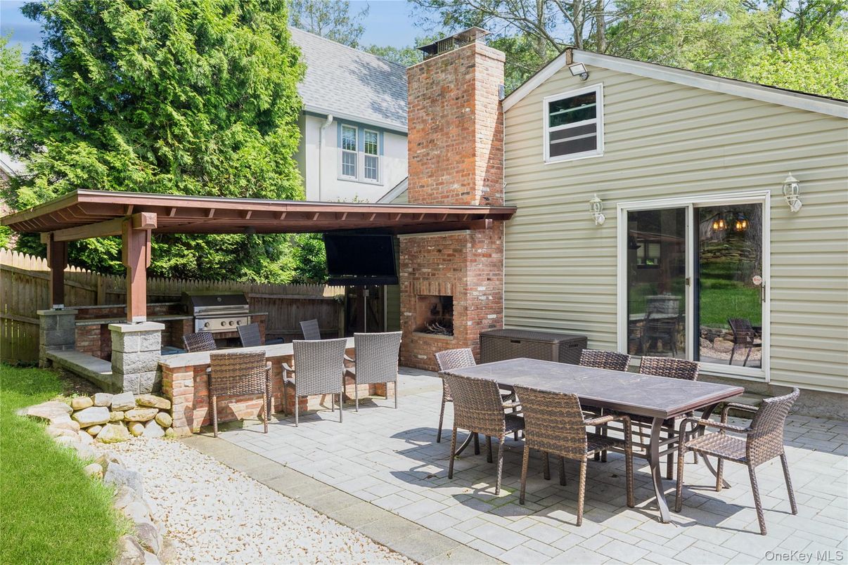Exterior, Fireplace, Outdoor Kitchen
