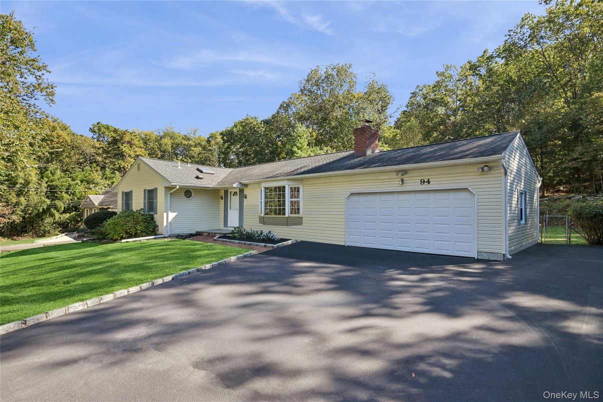 Attached, Exterior, Facade, Cape Cod