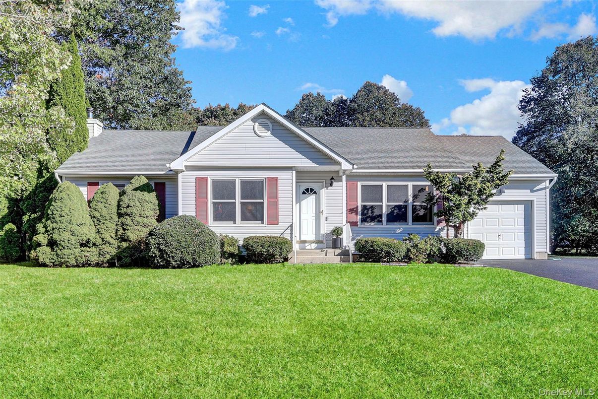 Attached, Exterior, Facade, Ranch
