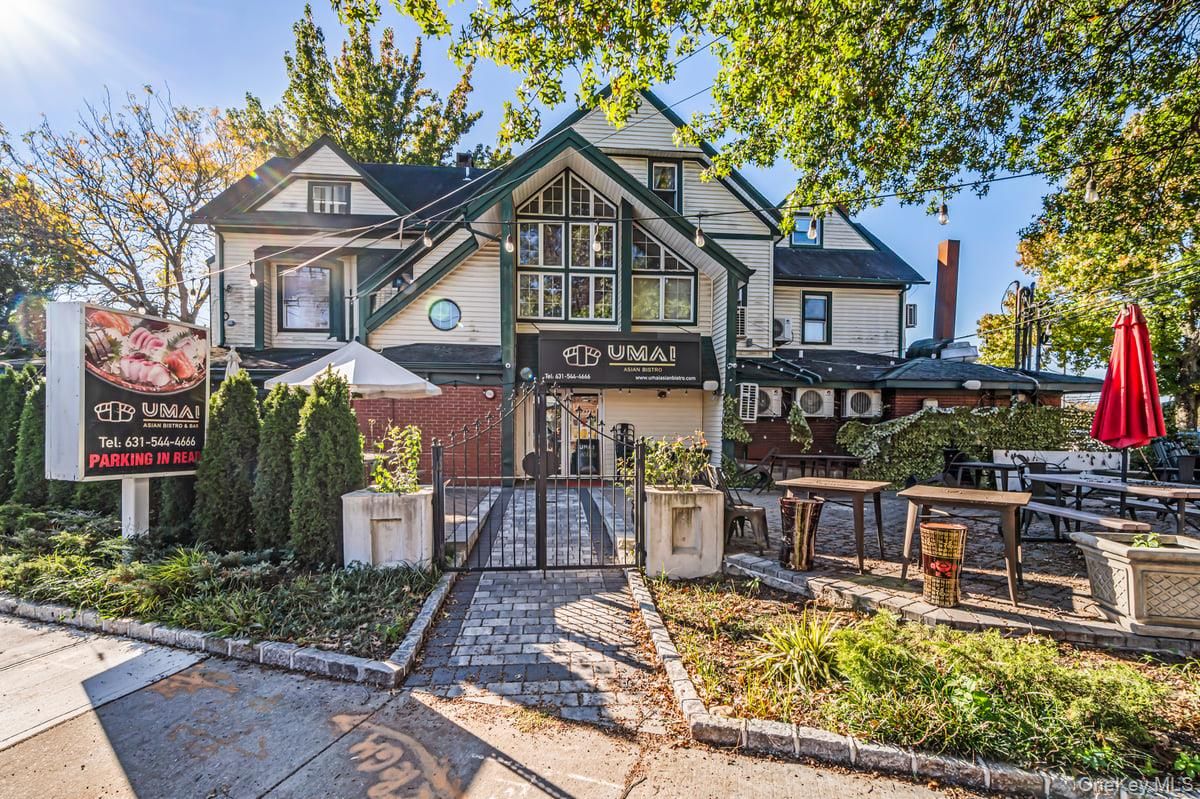 Exterior, Facade, Brick Facade, Queen Anne Victorian