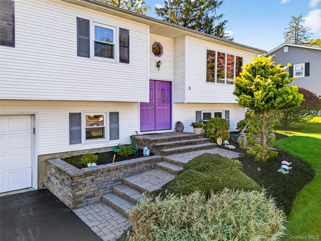 Exterior, Facade, Raised Ranch