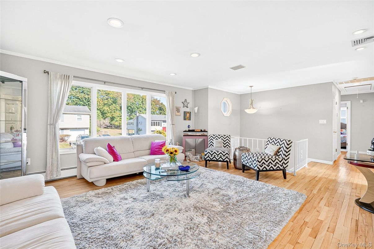 Interior, Living room, Pendant Lights, Recessed Lighting, Wood Texture Flooring