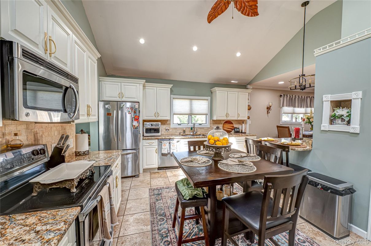 Dining room, Interior, Kitchen, Pendant Lights, Recessed Lighting, Stainless Steel Appliances
