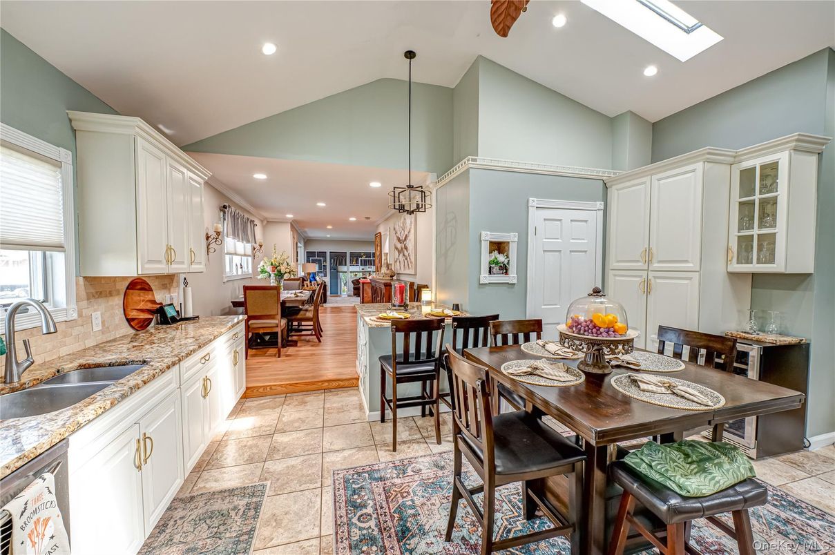 Dining room, Interior, Kitchen, Pendant Lights, Recessed Lighting, Wood Texture Flooring