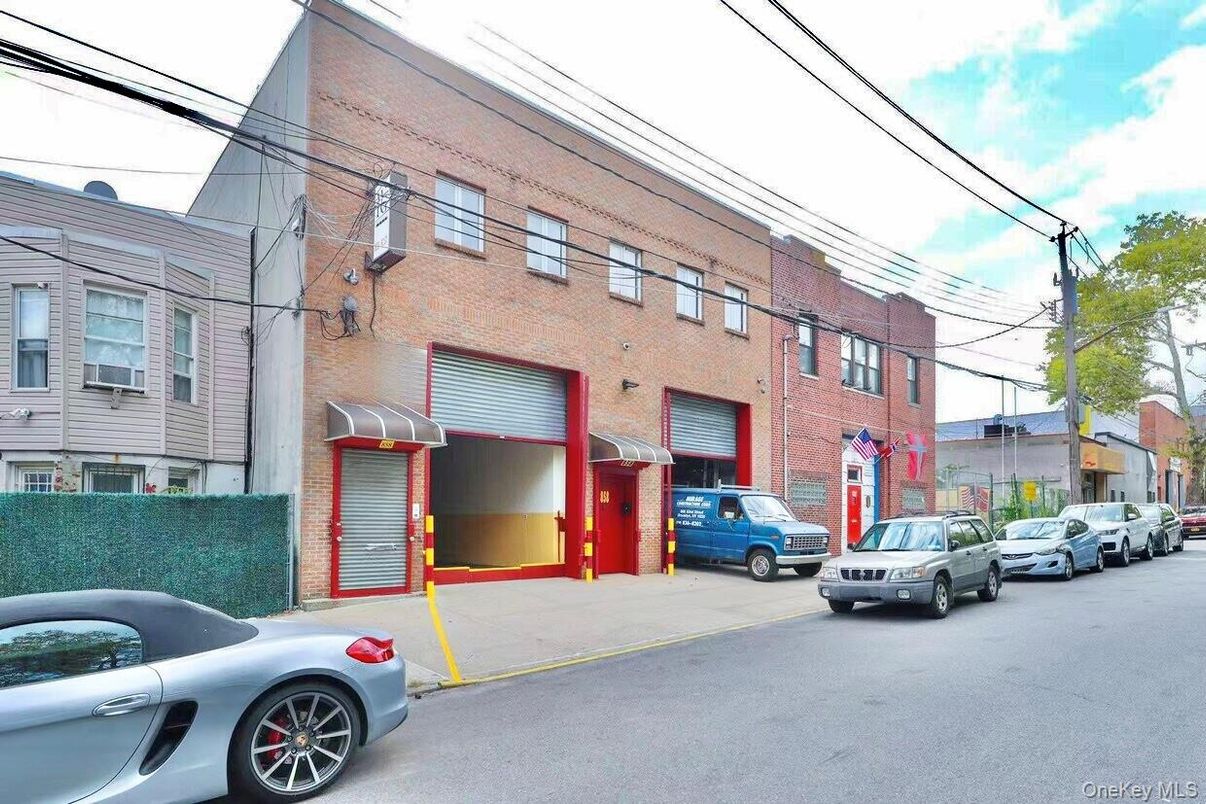 Exterior, Facade, Brick Facade, Rowhouse