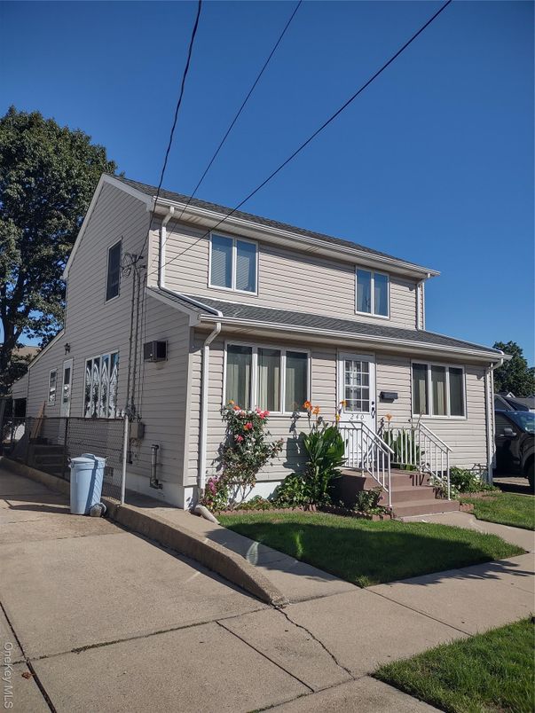 Exterior, Facade, American Foursquare