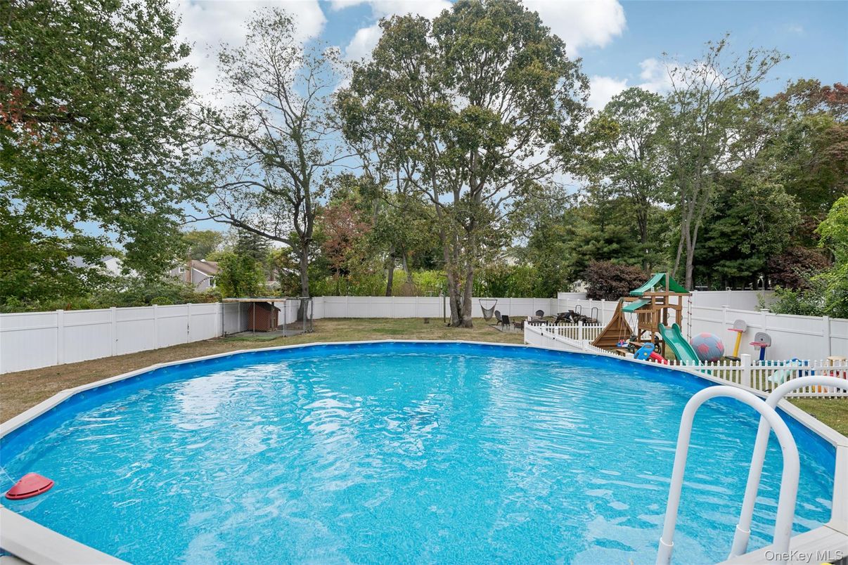 Exterior, Playground, Pool