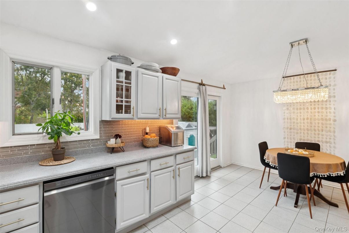 Dining room, Interior, Kitchen, Recessed Lighting, Stainless Steel Appliances