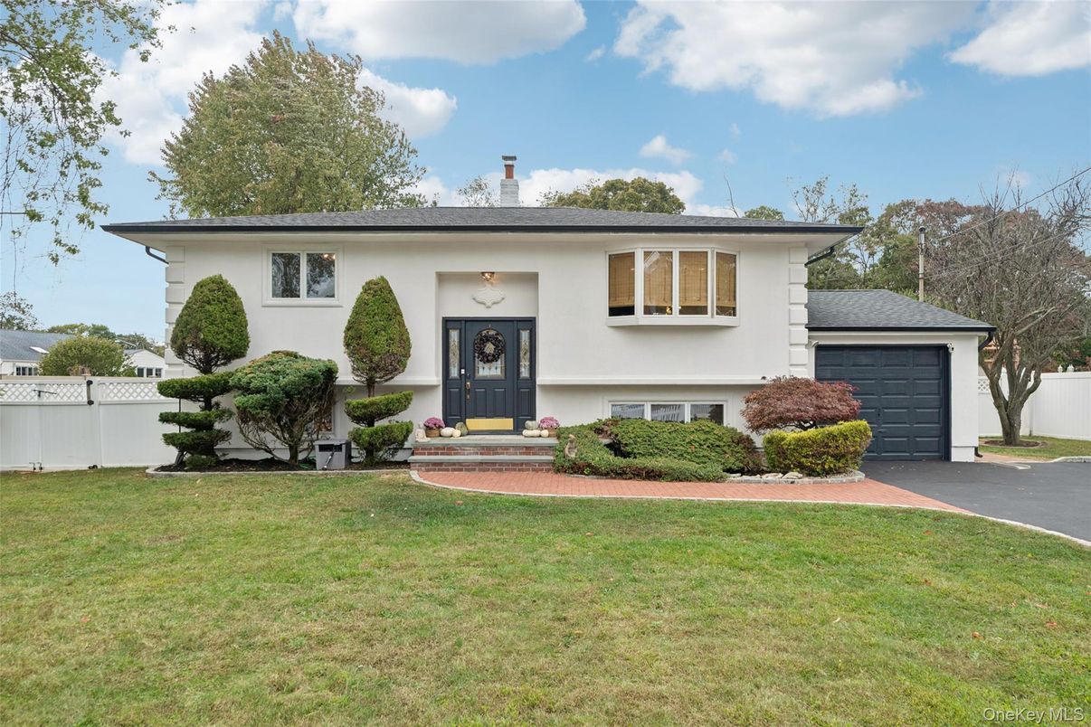Attached, Exterior, Facade, Raised Ranch