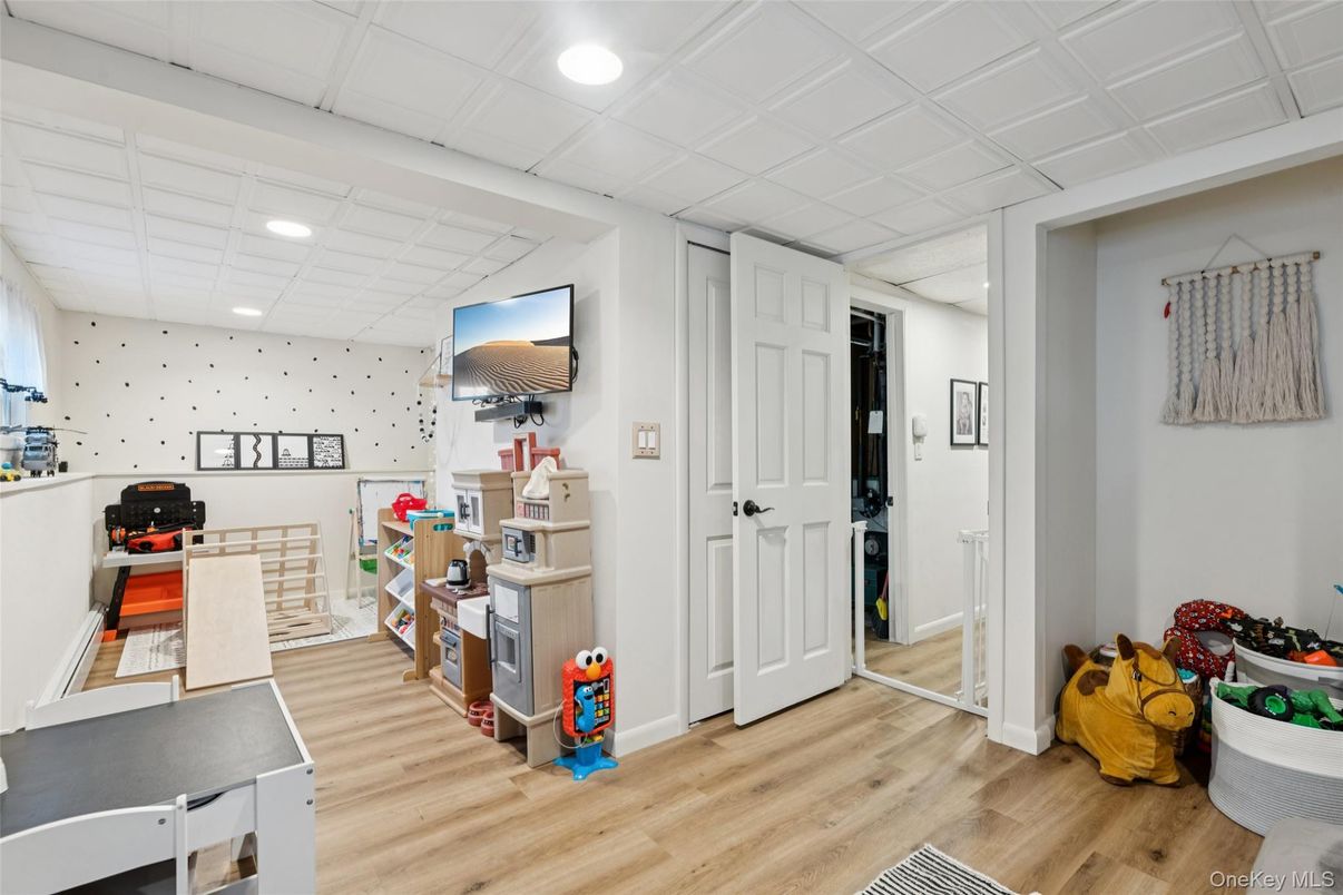 Interior, Recessed Lighting, Wood Texture Flooring