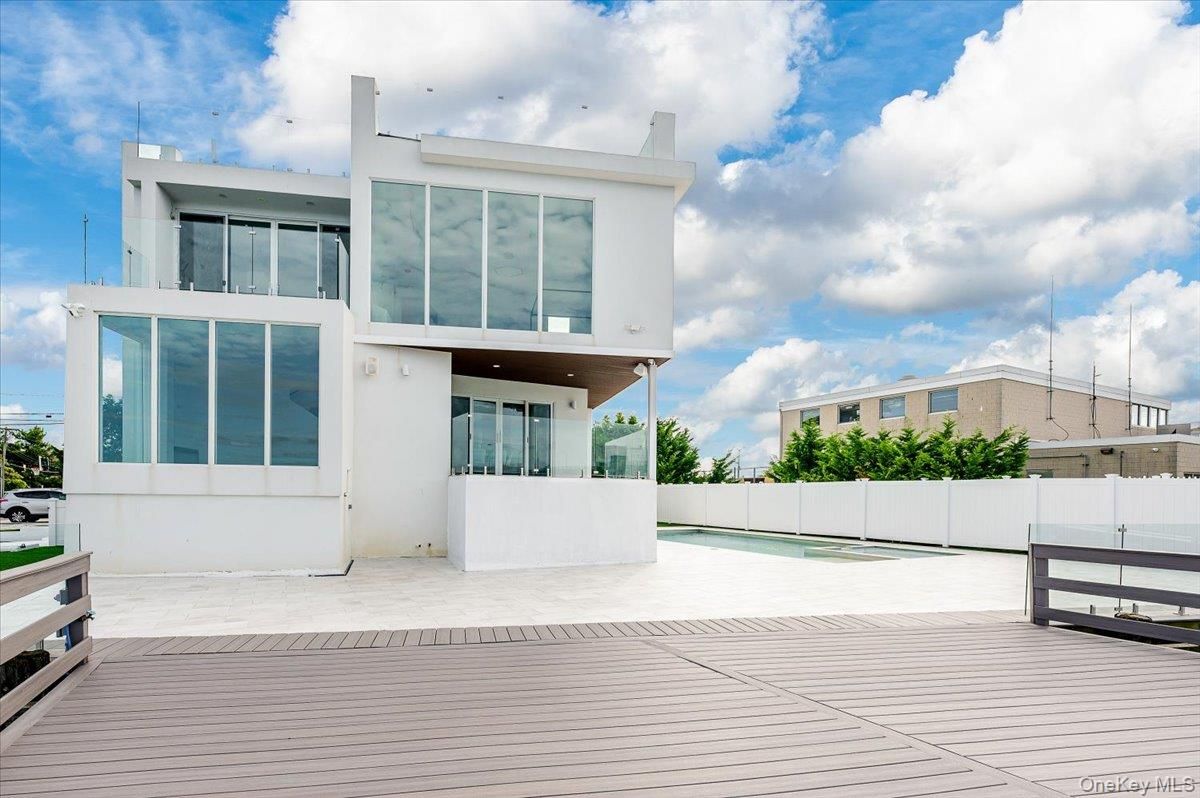 Exterior, Facade, Pool, Modern