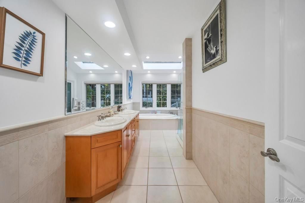 Bathroom, Dual Sink Vanities, Interior, Recessed Lighting