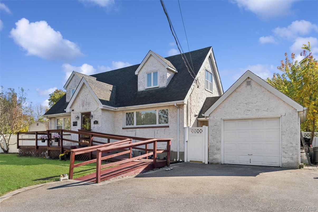 Attached, Exterior, Facade, Cape Cod