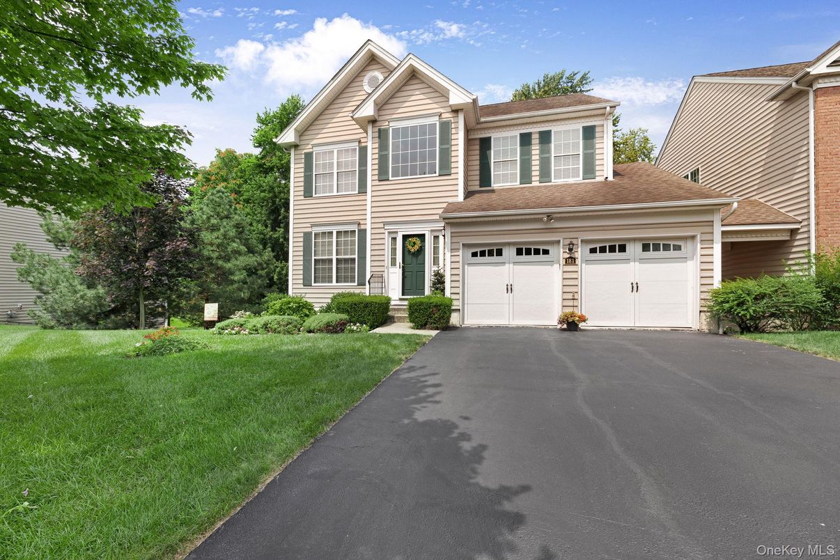Attached, Exterior, Facade, Queen Anne Victorian