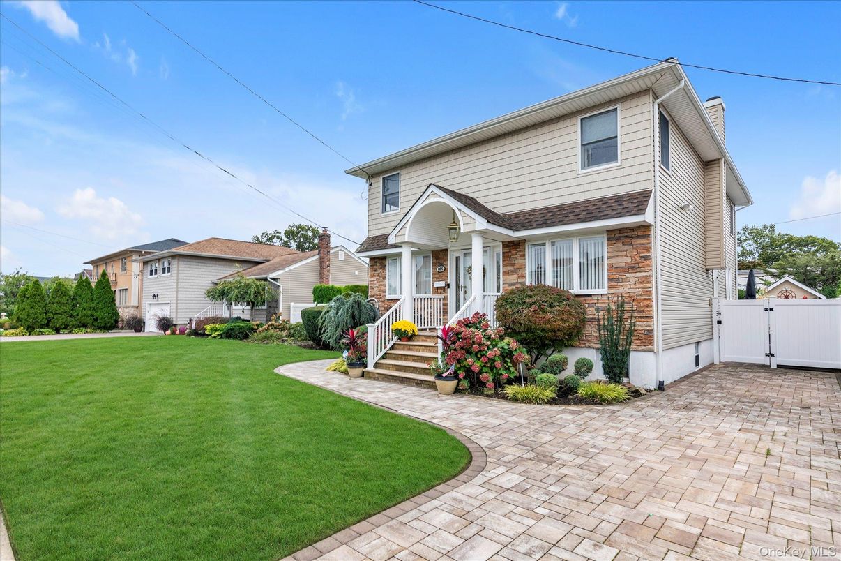 Backyard, Exterior, Facade, Brick Facade, American Foursquare
