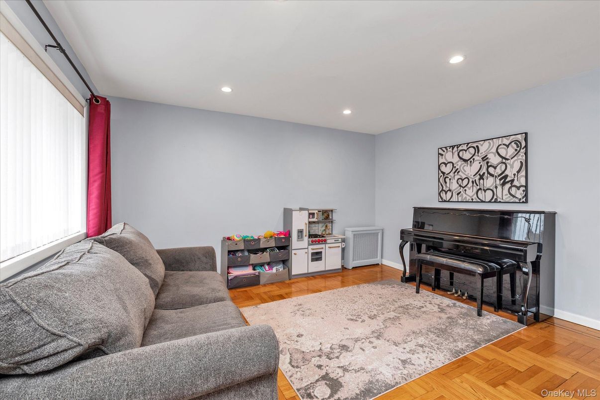 Interior, Piano, Recessed Lighting, Wood Texture Flooring