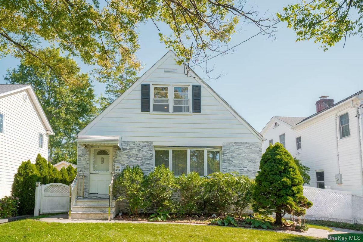 Exterior, Facade, Queen Anne Victorian