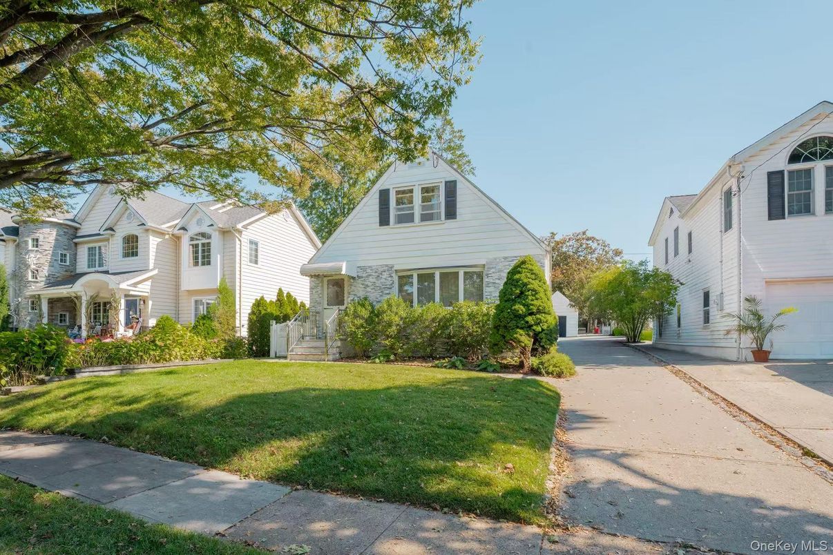 Attached, Exterior, Facade, Farmhouse
