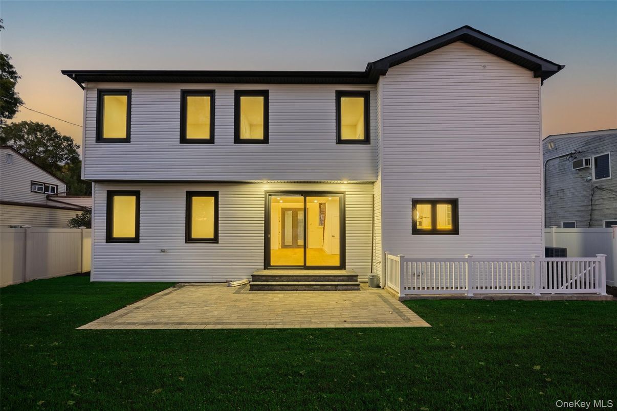 Exterior, Facade, Split Level