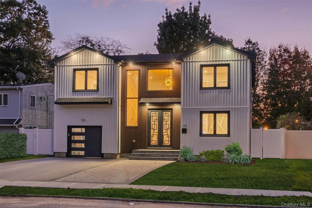 Attached, Exterior, Facade, Farmhouse