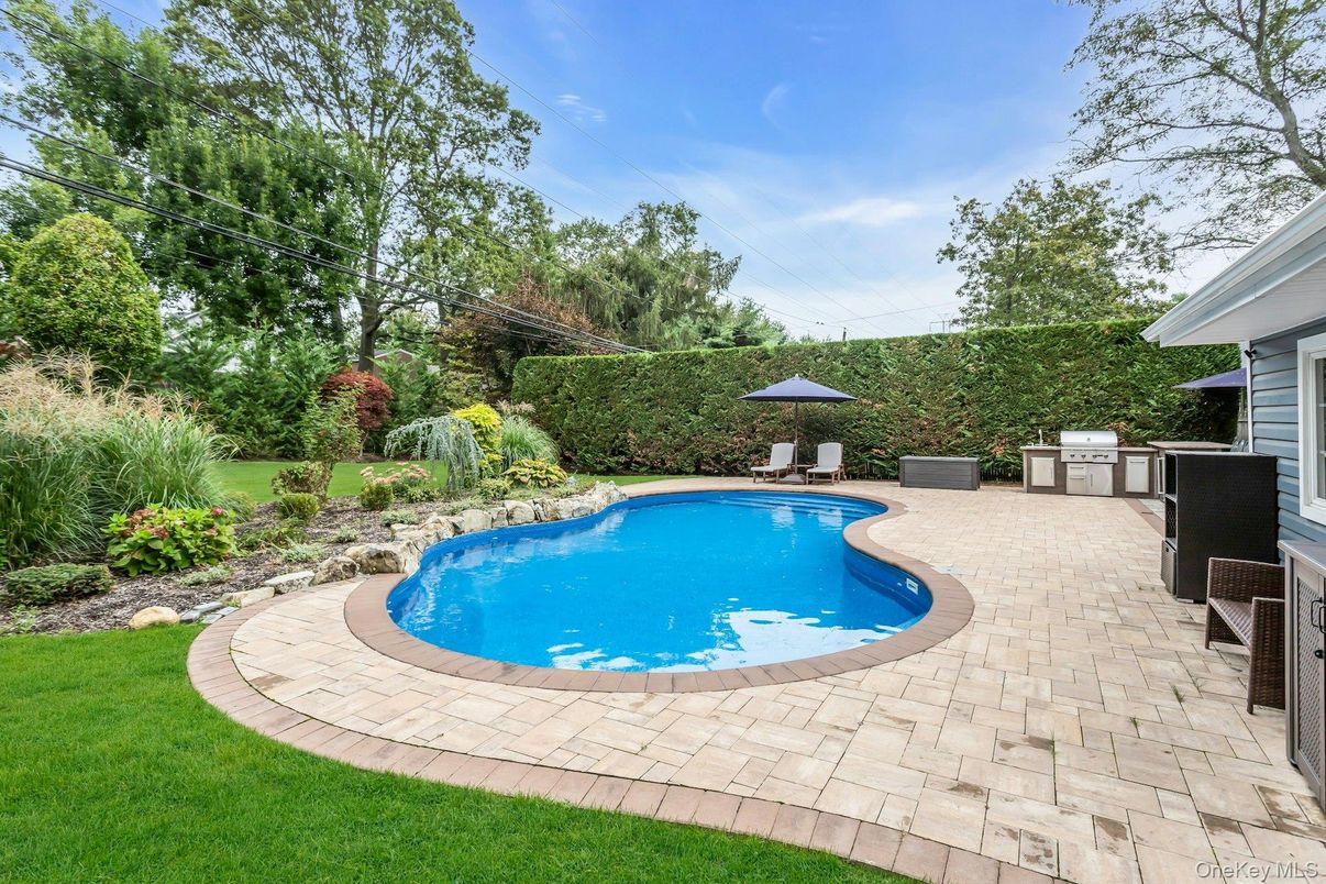 Exterior, Outdoor Kitchen, Pool