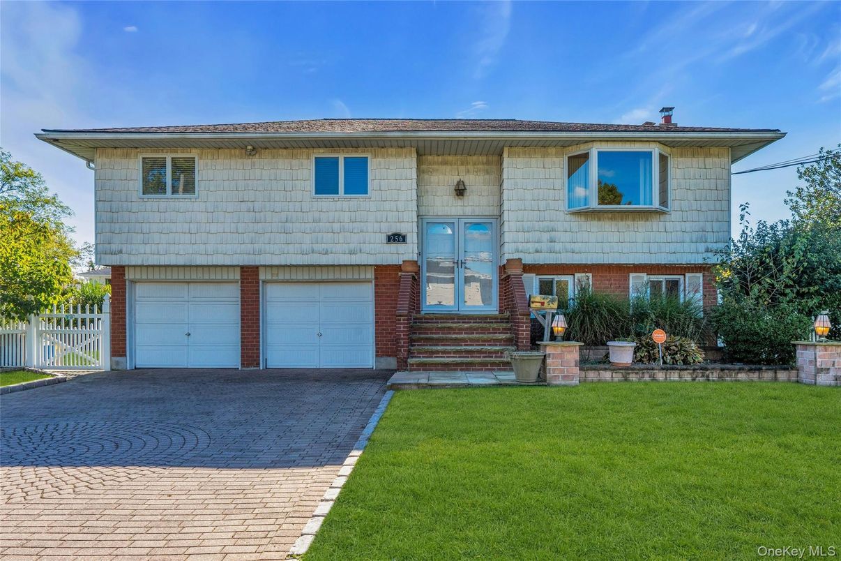 Attached, Exterior, Facade, Brick Facade, Raised Ranch