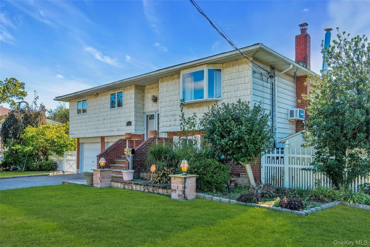 Attached, Exterior, Facade, Brick Facade, Raised Ranch