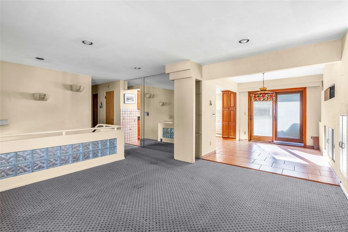 Empty room, Interior, Pendant Lights, Recessed Lighting