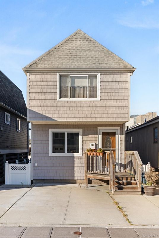 Attached, Exterior, Facade, Split Level