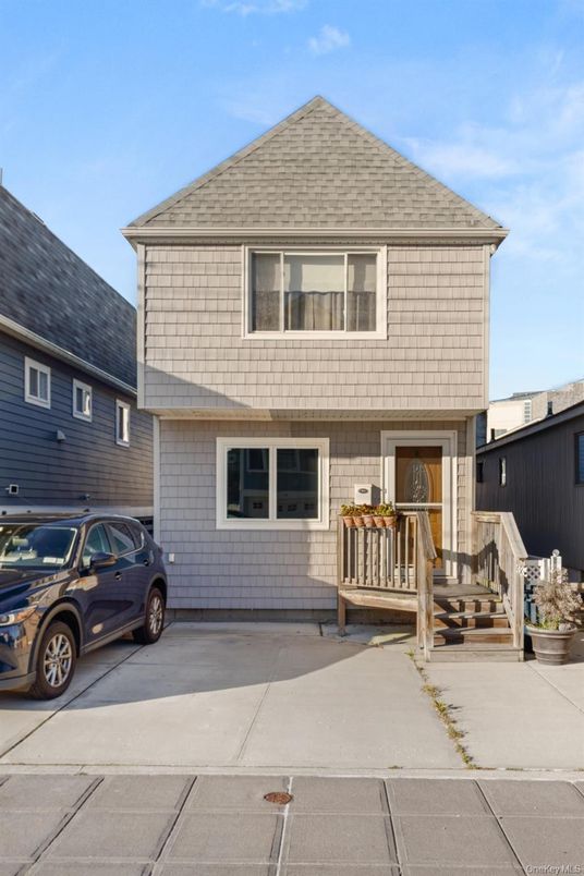 Exterior, Facade, Split Level