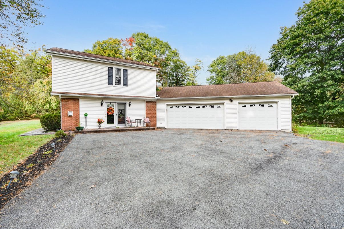 Attached, Exterior, Facade, Brick Facade, Split Level