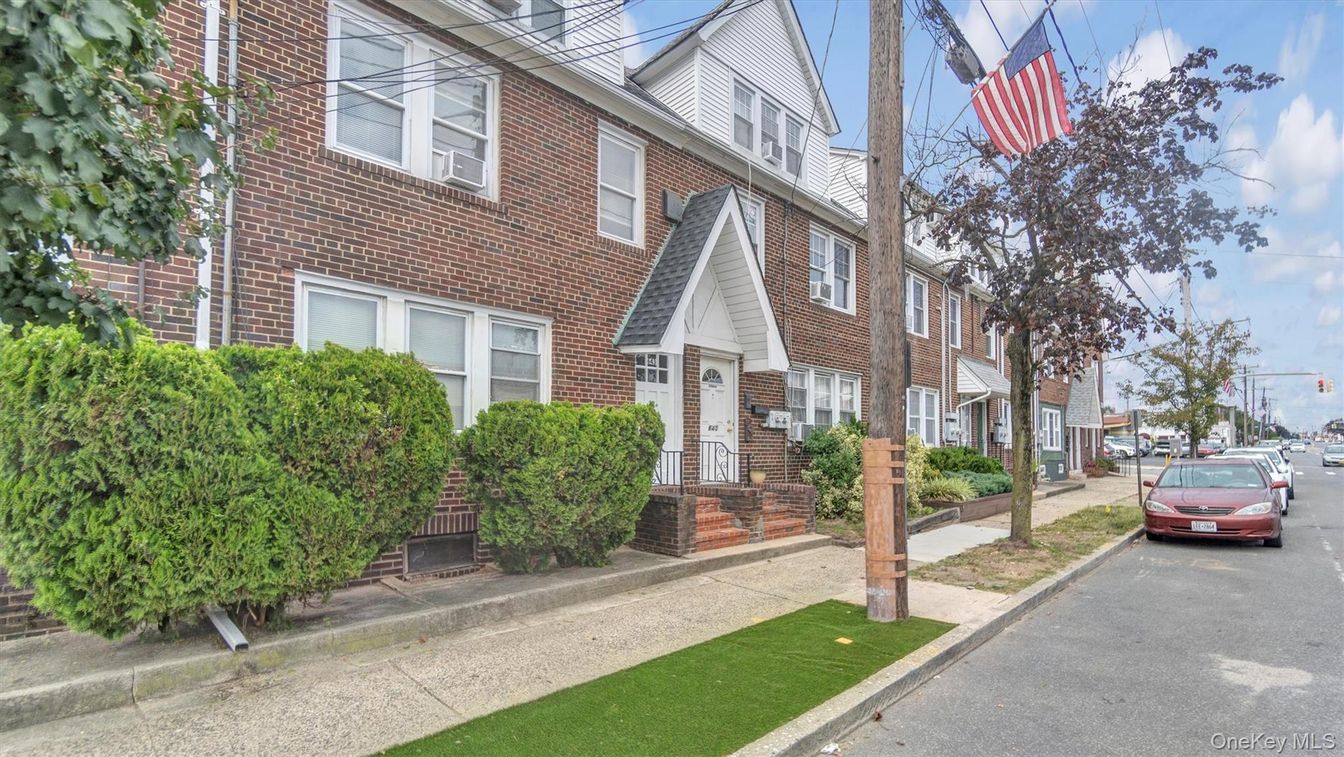 Exterior, Facade, Brick Facade, Rowhouse