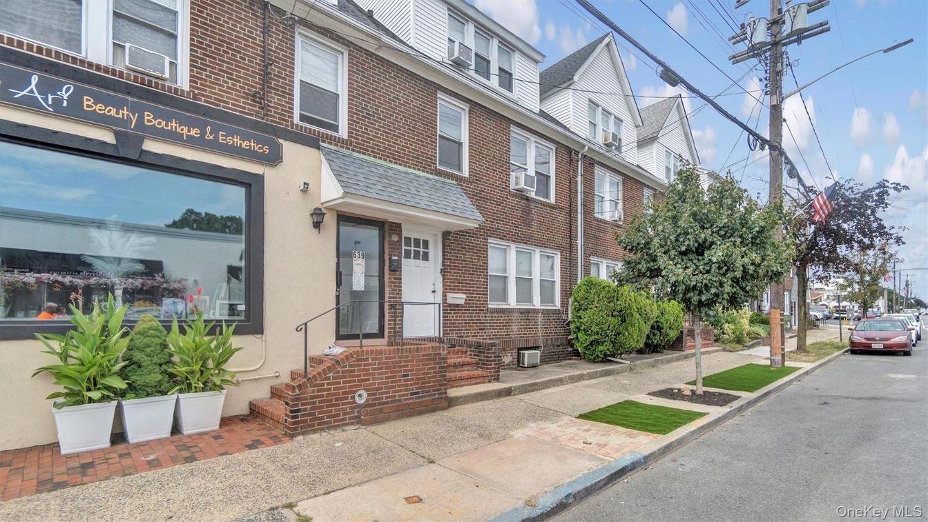 Exterior, Facade, Brick Facade, Rowhouse