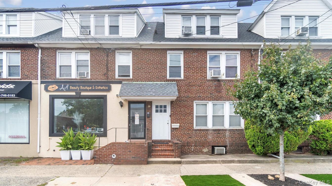 Exterior, Facade, Brick Facade, Rowhouse