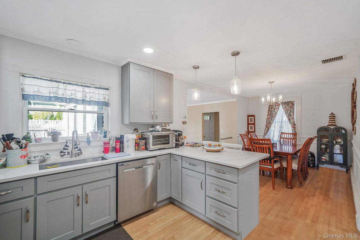 Chandelier, Dining room, Interior, Kitchen, Pendant Lights, Recessed Lighting, Wood Texture Flooring