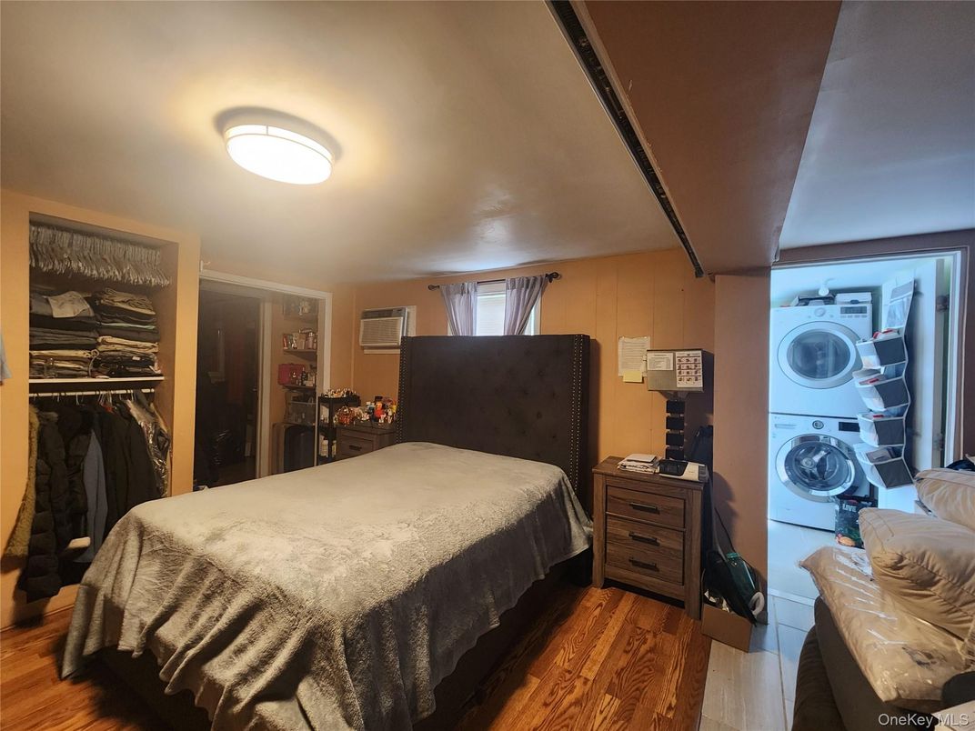 Bedroom, Interior, Washer, Wood Texture Flooring