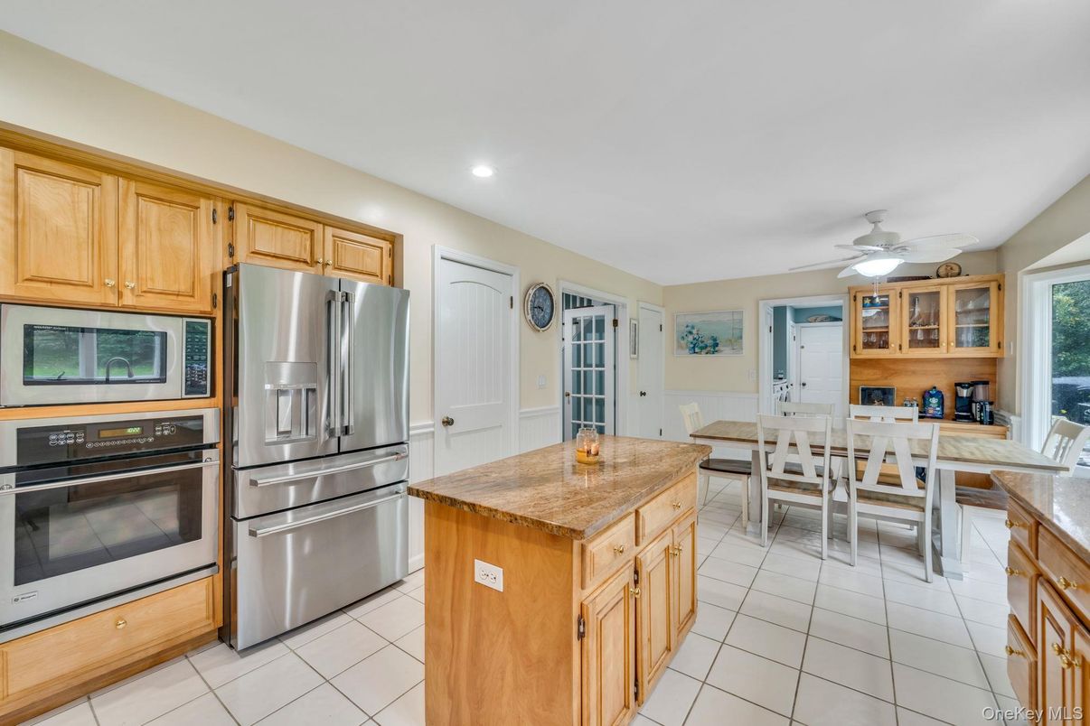Dining room, Interior, Kitchen, Recessed Lighting, Stainless Steel Appliances