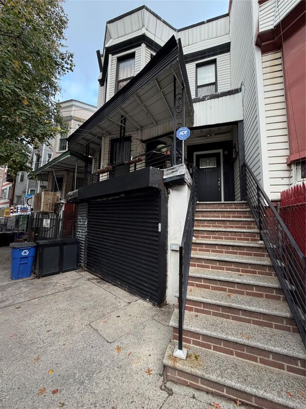 Attached, Exterior, Facade, None